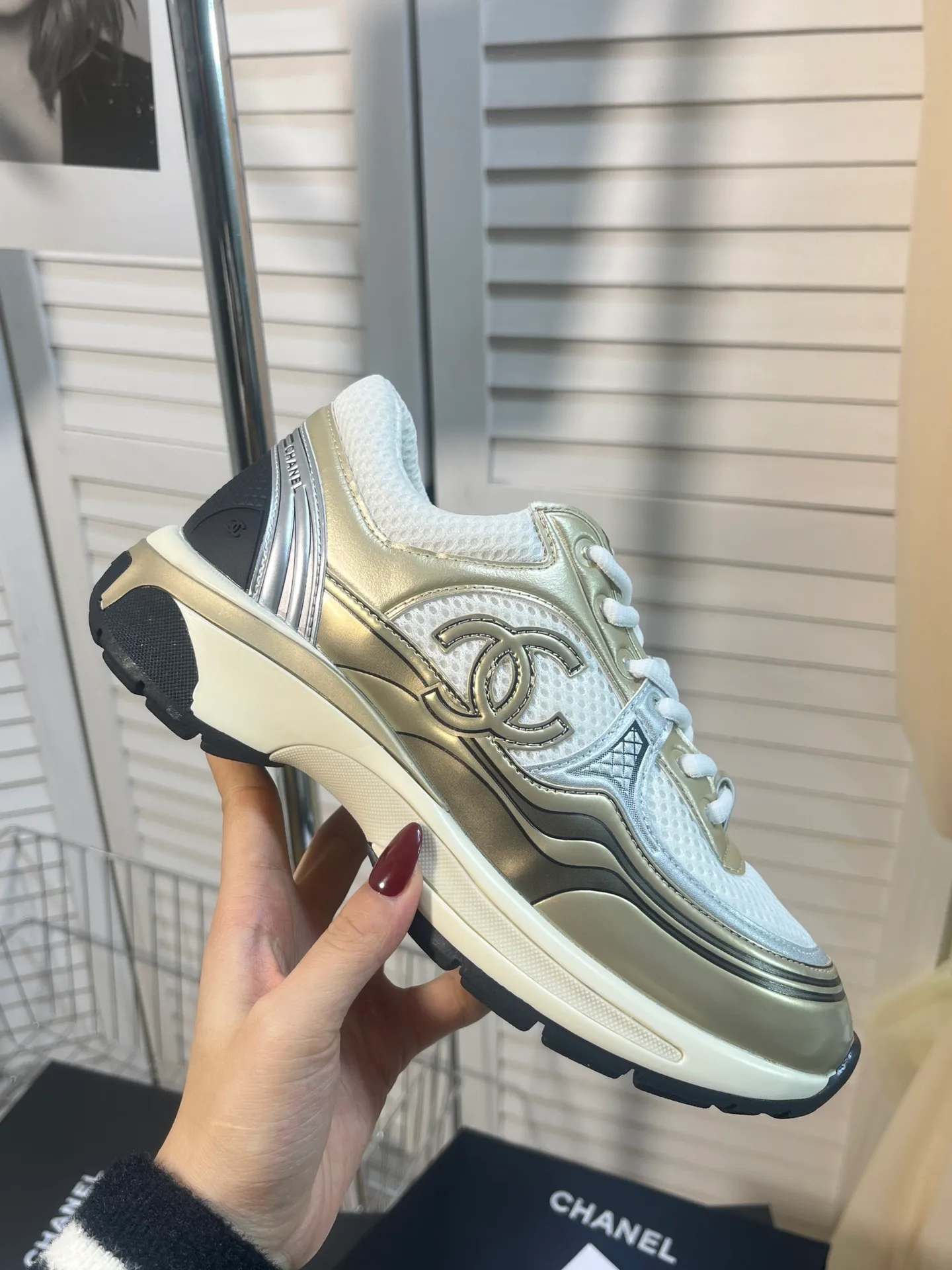 👟👟Ex-factory price 640👟👟 Women's shoes, women's clothing, men's +10chanel Chanel 2023 early spring vacation series, the latest casual sports shoes, silver white, gold white, silver gray, black and red! Incomparably beautiful and easy to wear, very light, the lining is also super soft, super comfortable, the upper is breathable, the color is high-end and durable, versatile. Upper: cowhide and cloth stitching. Lining: breathable mesh. Original foam combination outsole. Size: 35-45.